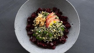 Linsensalat mit roter Beete Apfel und Nüssen