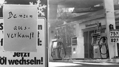 "Benzin ausverkauft" heißt es am 18.11.1973 an einer Tankstelle in Stuttgart. Viele Tankstellen in der Bundesrepublik mußten auf Grund von Benzinmangel am letzten so genannten Autofahrer-Sonntag schließen. 