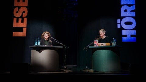 Lena Gorelik spricht beim Literaturfest "Lesen.Hören" in Mannheim mit Insa Wilke über ihren Roman "Alle meine Mütter"