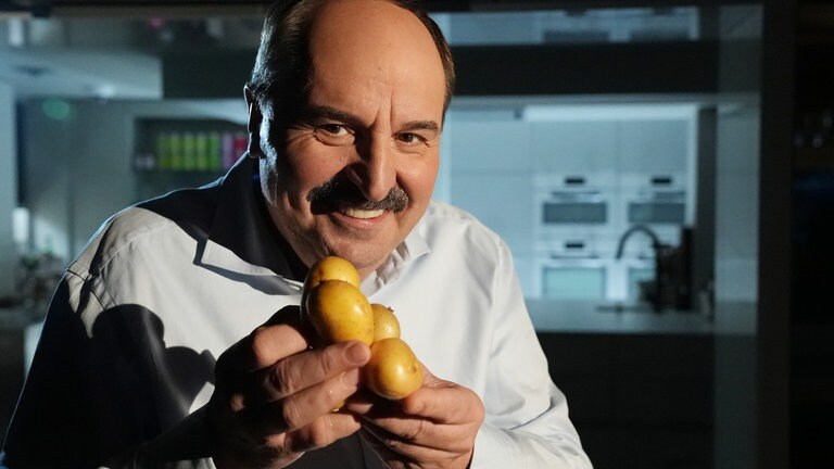 Johann Lafer mit einer Handvoll Kartoffeln