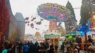 Ein Kettenkarussel dreht sich auf dem Marktplatz in Mayen. Dieses und viele andere Fahrgeschäfte erwartet die Besucher beim diesjährigen Lukasmarkt.