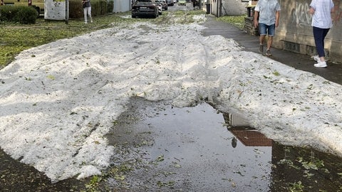 Eine mit Hagel bedeckte Straße nahe des Hallenbads in Reutlingen.