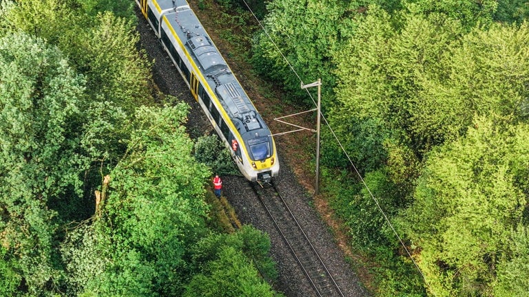 Zug stoppt auf freier Strecke