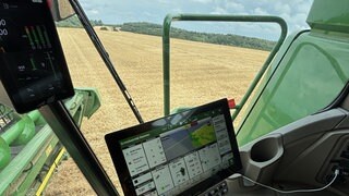 Landwirtschaft im Wandel: Im Mähdrescher in Bruchsal befindet sich viel Technik, die mit Künstlicher Intelligenz funktioniert.