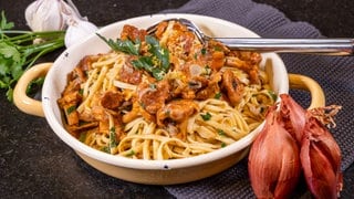 Pfifferlinge mit Nudeln: Cremige Pasta in einem Topf mit Pilzen. Wie im Rezept beschrieben: einfach und schnell zubereitet.