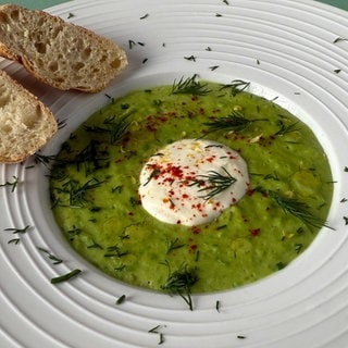 Erbsencremesuppe mit Kräutern