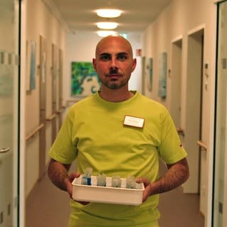 Pflegedienstleiter Alessandro Nobile steht in einem Flur eines Seniorenzentrums