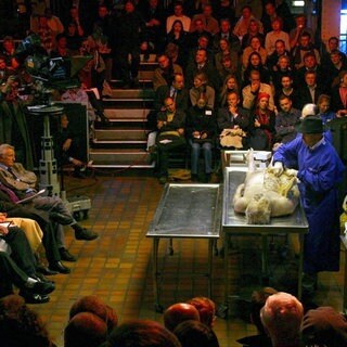 Der deutsche Anatomie-Professor Gunther von Hagens (2.v.r.) seziert am 20.11.2002 in einer Londoner Kunstgalerie den Leichnam eines 72 Jahre alten deutschen Mannes – die erste öffentliche Sektion in Großbritannien seit 170 Jahren. 