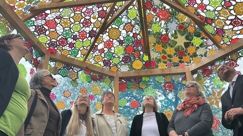 Frauengruppe in Pirmasens hat einen bunten Pavillon für den Strecktalpark gehäkelt.