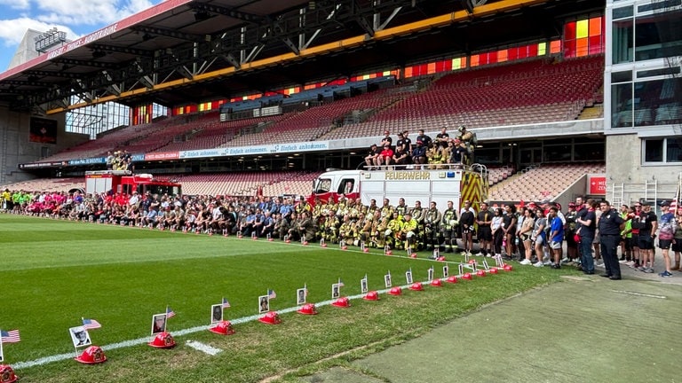 Feuerwehrleute beim Treppenlauf im Fritz-Walter-Stadion in Kaiserslautern