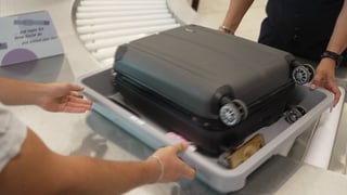 Gepäck auf dem Band bei einer Flughafen-Kontrolle. Sicherheitskontrollen Sicherheitstechnik fliegen