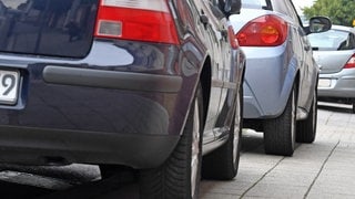 Parkende Autos (Symbolbild). In Schwäbisch Hall ist schon wieder der Tank eines Autos angebohrt worden. Bereits Mitte September kam es zu mehreren Fällen von Kraftstoff-Klau. 
