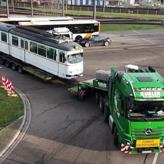Die Rhein-Haardtbahn wird auf den Anhänger eines LKW geladen.