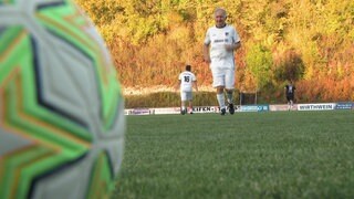 Ein 72-jähriger Mann läuft in Fußballklamotten auf einen Fußball zu.