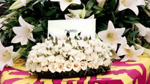 "Mummy" steht auf der Karte hinter dem Rosengebinde und vor den weißen Lilien auf dem in die Königsstandarte gehüllten Sarg Prinzessin Dianas – ein letzter Gruß von William und Harry an ihre Mutter bei der Trauerfeier in London am 6. September 1998 