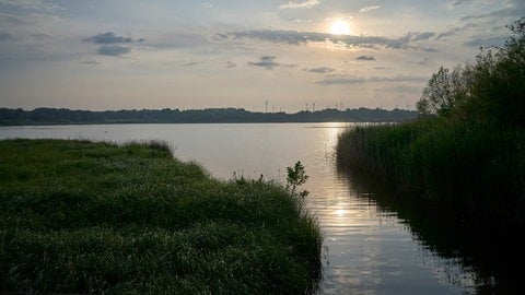 Nach Gewittern und gebietsweisen stärkeren Regenfällen zeigte sich am Samstagbend mancherorts wieder die Sonne – wie hier bei Dreifelden im Westerwald am Dreifelder Weiher.