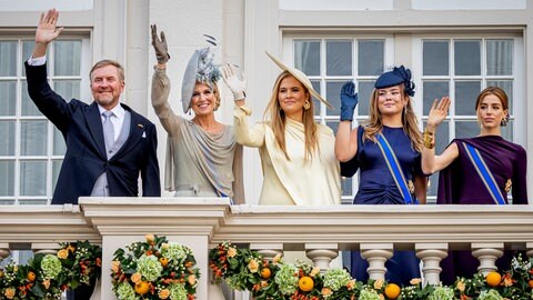 König Willem-Alexander, Königin Máxima, Prinzessin Amalia, Ariane und Alexia winken chic gekleidet auf einem Balkon am Prinsjesdag.