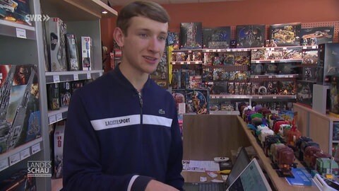 Abiturient führt Lego Geschäft
