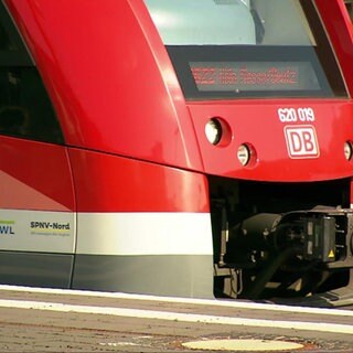 Ein roter Regionalzug der Deutschen Bahn