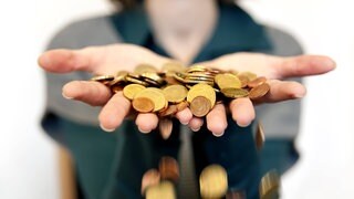 Metalle sind geruchlos und Geld stinkt bekanntlich nicht. Was man aber riecht, wenn man Metall berührt, ist der eigene Schweiß.