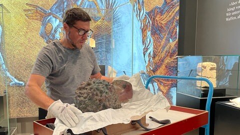 Restaurateur packt den Kopf aus.