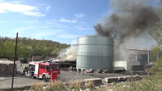 Löscharbeiten in einer Recyclingfirma bei OchtendungKreis Mayen-Koblenz