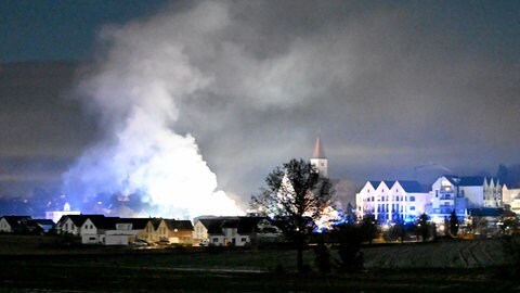 Nach einem Brand ist das Obergeschoss eines Wohnhauses in Bernstadt (Alb-Donau-Kreis) einsturzgefährdet. 