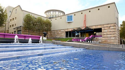 Das Haus der Geschichte in Stuttgart - davor ein großer Springbrunnen 