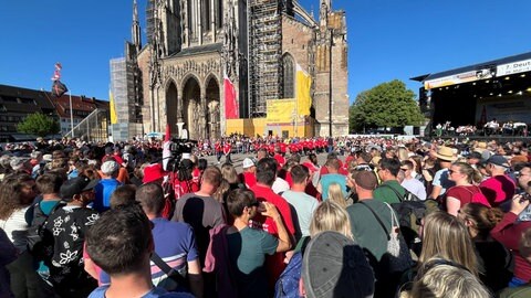 Auf dem Münsterplatz untermauerten hunderte Zuschauende die tolle Stimmung während der Drum Battles.