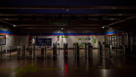 Menschenleere U-Bahn-Station während eines massiven Stromausfalls in der Hauptstadt. Betroffen sind weite Teile Spaniens und Portugals auf dem Festland.
