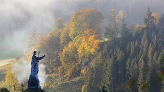 Statue im Nebel 