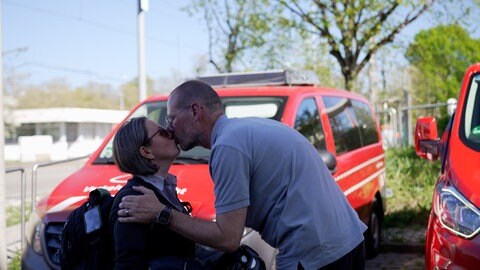 Melanie und Edgar Schultz küssen sich auf dem Heimweg von den Freiburger Verkehrsbetrieben