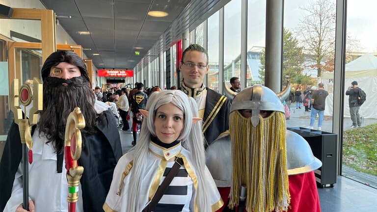 Eine Gruppe von Menschen in Kostümen auf der Comic Con in Stuttgart