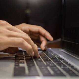 Finger tippen in Tastatur