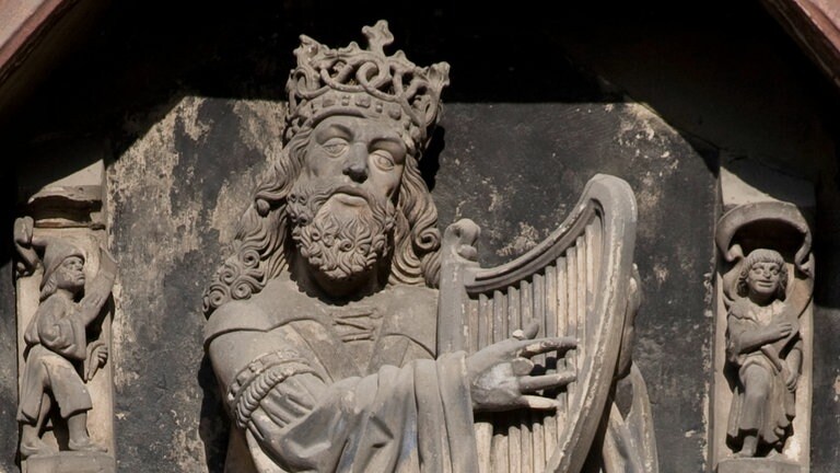 König David mit Lyra, Nischenfigur am Portal des Nordflügels von Schloss Merseburg. Skulptur um 1490 (im 19.Jh. erneuert)