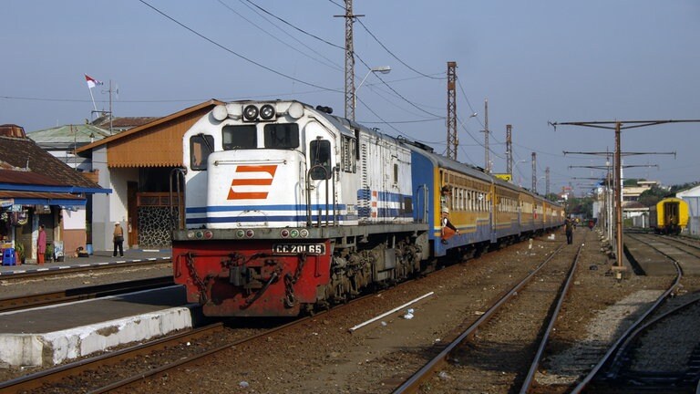 In Bandung haben wir den Zug gewechselt. Der Argowilis-Express verbindet seit 1998 die Städte Bandung und Surabaya.