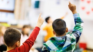Grundschüler melden sich im Unterricht | "Durchgefallen – Warum Schule uns als Gesellschaft spaltet": Podcast-Host Lisa Graf geht der Bildungskrise auf den Grund
