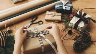 Weihnachtsgeschenke verpacken