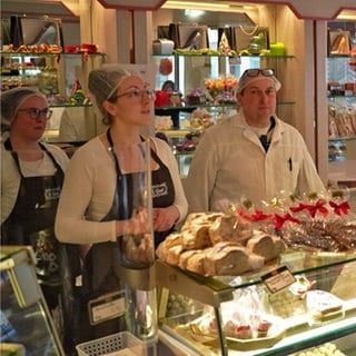 Stephan Raab mit seinen Töchtern  Alicia und Paulina hinter der Theke in ihrer Konditorei