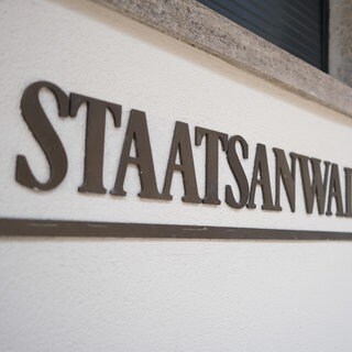 Bei der Staatsanwaltschaft Stuttgart gab es Durchsuchungen von Büros in Verbindung mit den Ermittlungen der "Soko Frost". Es gehe um den Verdacht der Bestechlichkeit und der Verletzung von Dienstgeheimnissen, so die Staatsanwaltschaft in Heilbronn.
