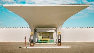 eine Tankstelle im Stil der 1950er Jahre