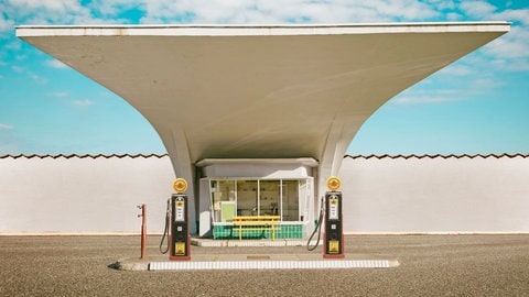 eine Tankstelle im Stil der 1950er Jahre
