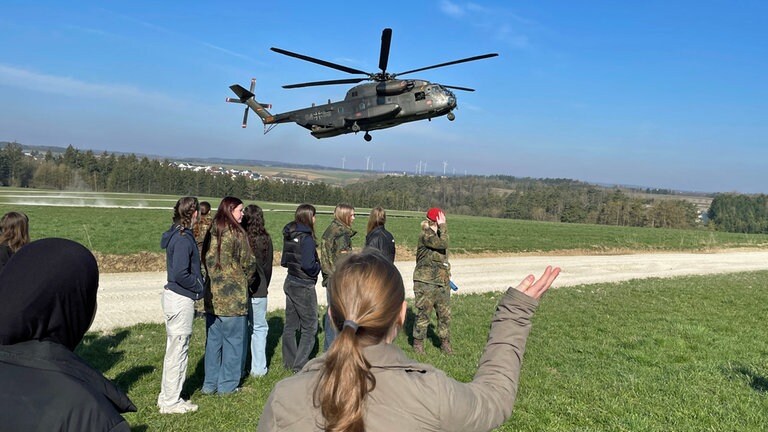 Bei der Bundeswehr konnten sich Mädchen beim Girl's Day ein Bild vom Leben als Soldatin machen. Ihnen wurden auf dem Truppenübungsplatz in Dornstadt bei Ulm unter anderem Fahrzeuge, Waffen, das Leben im Feld und eine Hubschrauber-Übung gezeigt.