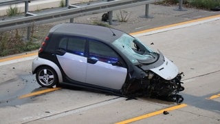 Ein Auto nachdem es auf der A6 Höhe Kreuz Walldorf gegen eine Leitplanke gefahren ist. 