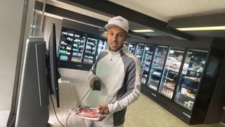 Metzger Nannt aus Horb-Nordstetten scannt in seinem Selbstbedienungsladen einen Schwarzwälder Schinken.