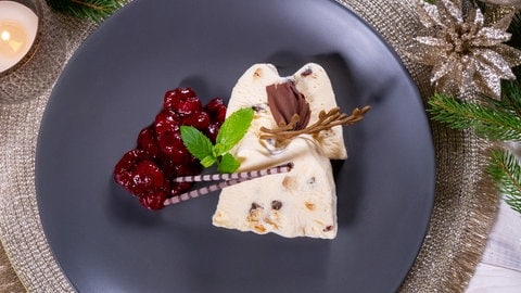Stollenparfait, das Dessert zum Weihnachtsmenü: Der Nachtisch ist liebevoll auf einem Teller angerichtet.
