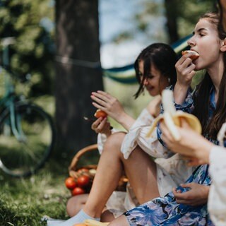 Frauen essen Fahrradtour