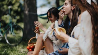 Frauen essen Fahrradtour