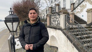 Conrad Lunar, einer von drei Kandidaten für die OB Wahl in Neuwied, steht am Rheinufer in Neuwied-Engers 