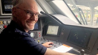 Eckart Hangg Azubi bei der Südestdeutschen-Landesverskehrs-GmbH, sitzt im Führerstand eines Zuges vom Typ Mireo Plus B.